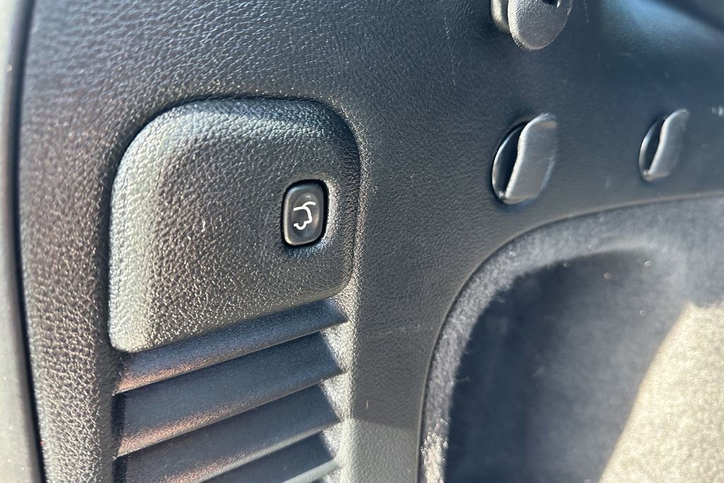 Used 2018 Silver Jeep High Altitude image 31