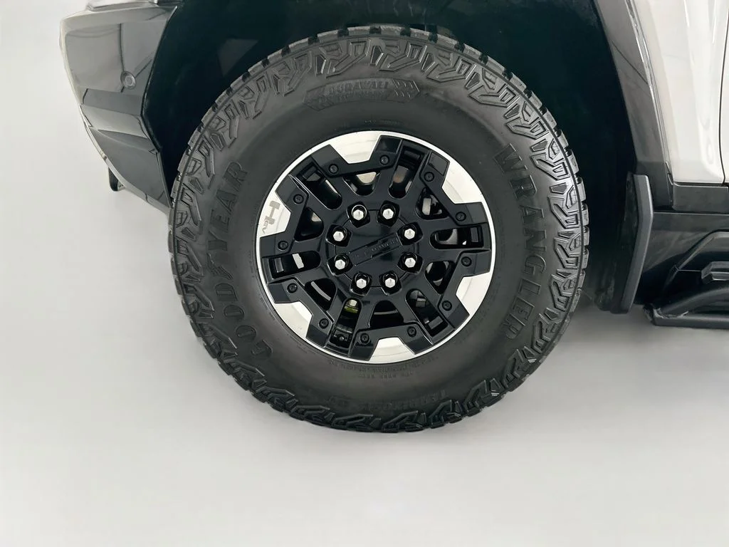 Used 2023 White GMC Edition 1 image 29