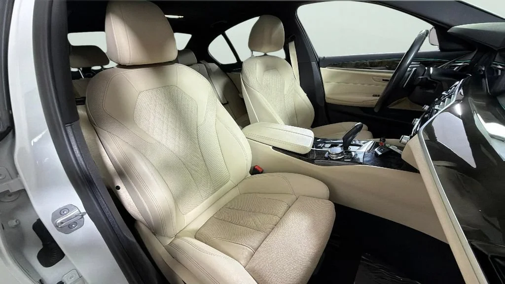 Used 2021 White BMW 530i image 29