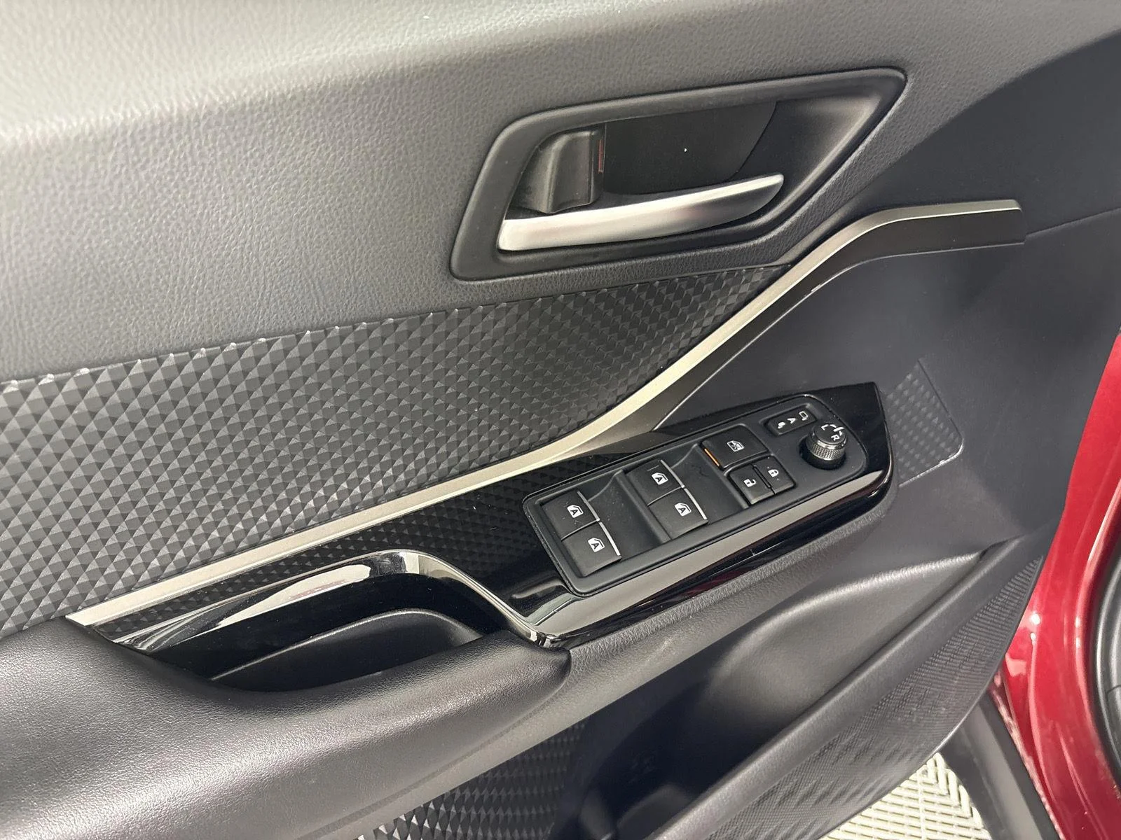 Used 2019 Ruby Flare Pearl w/Black Roof Toyota XLE image 5