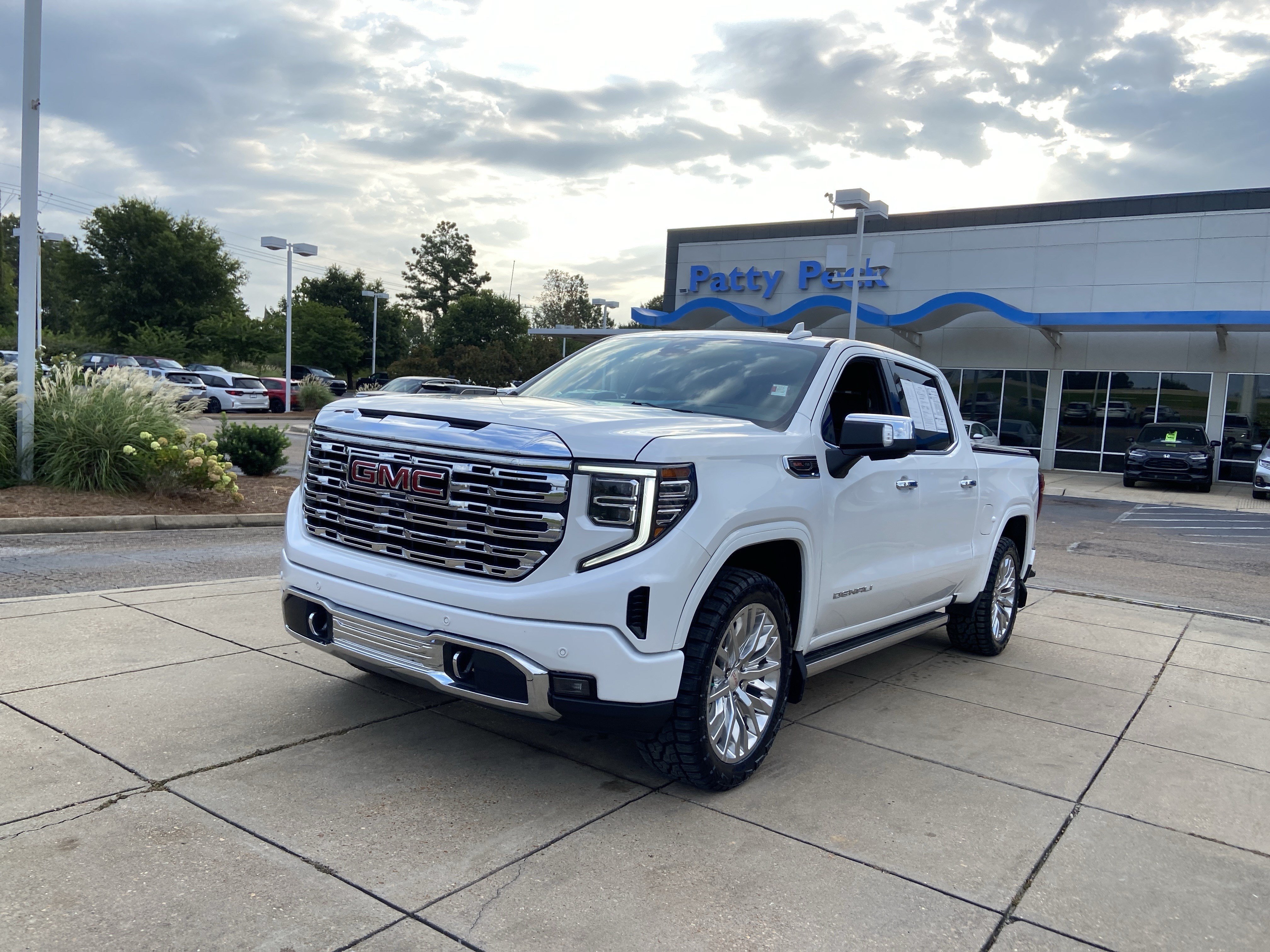 Used 2022 White Frost Tricoat GMC Denali image 4