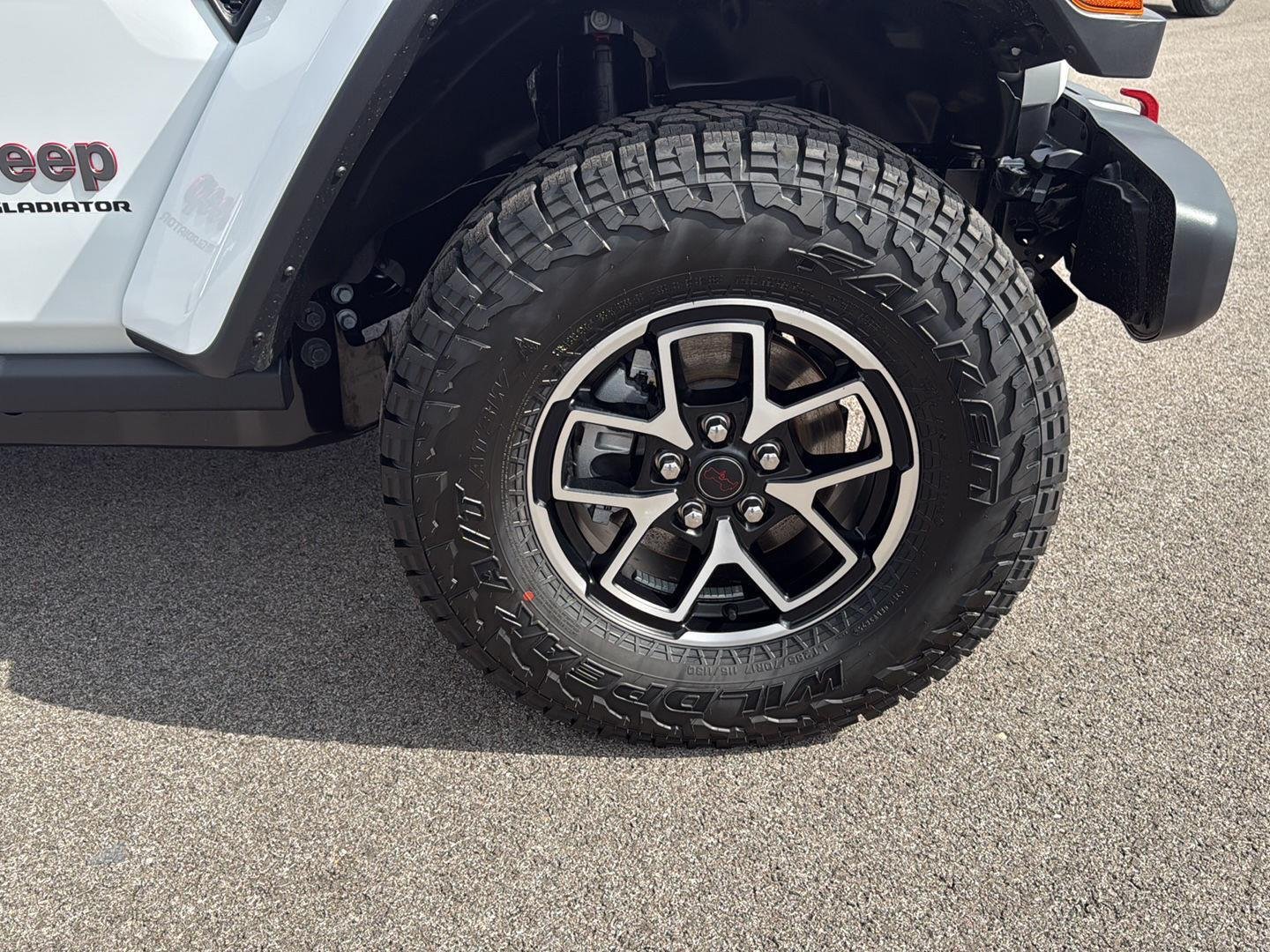 New 2026 Bright White Clear-Coat Exterior Paint Jeep Rubicon image 12