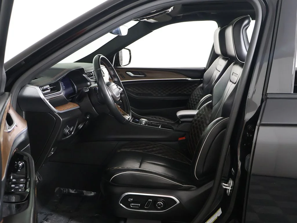 Used 2023 Black Jeep Summit image 29