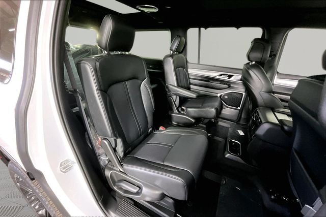 New 2026 Bright White Clear-Coat Exterior Paint Jeep Limited Reserve image 11
