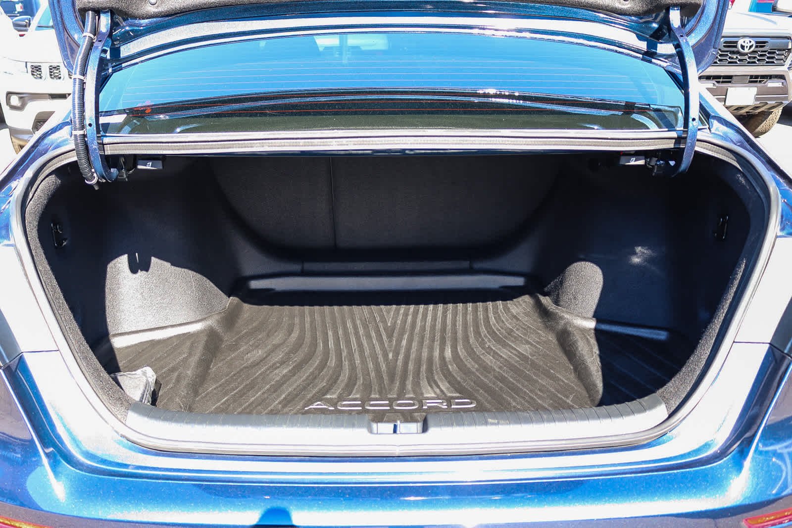 Used 2025 Canyon River Blue Metallic Honda SE image 26