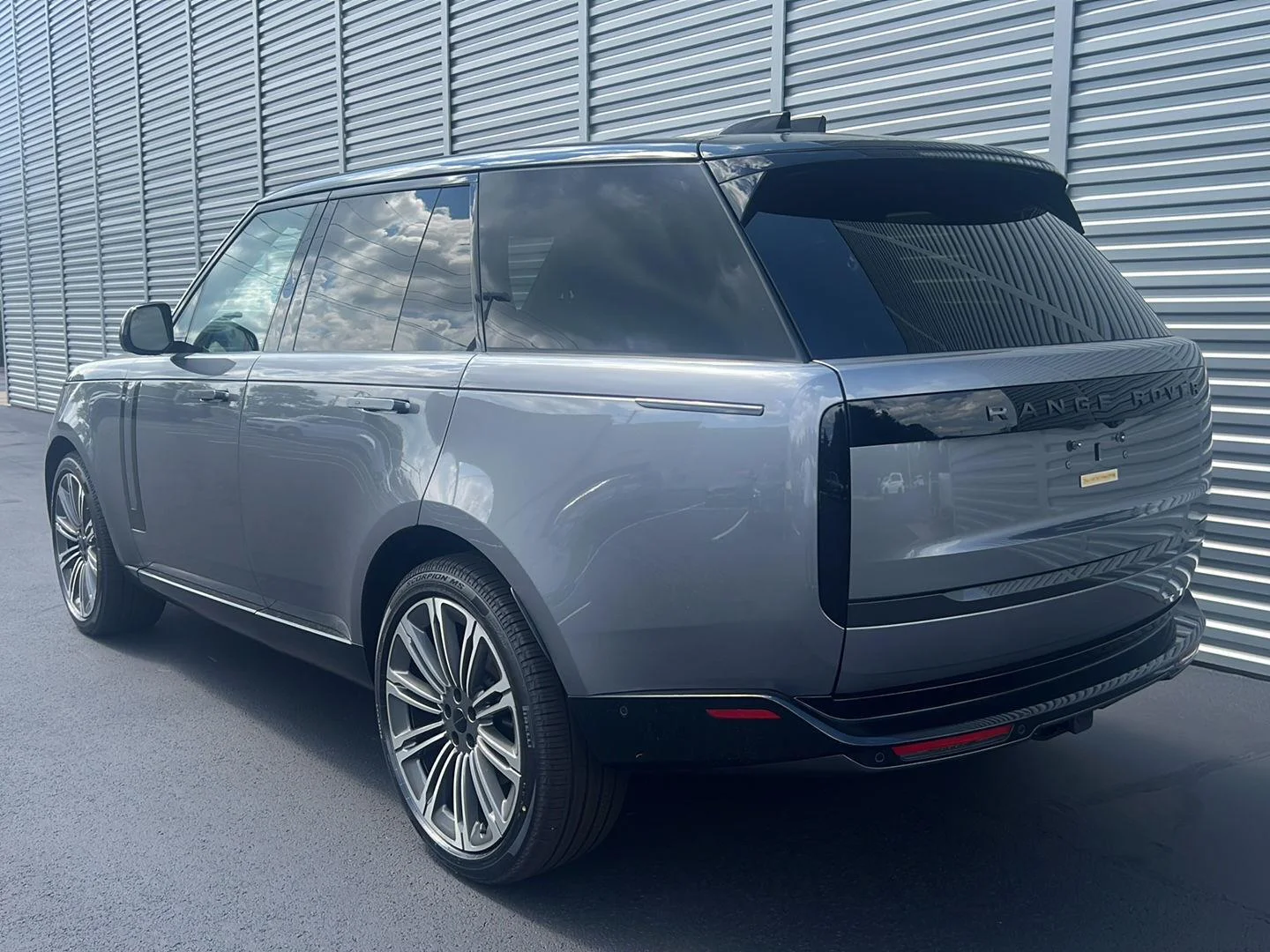 New 2026 Eiger Grey Metallic Land Rover SE image 3