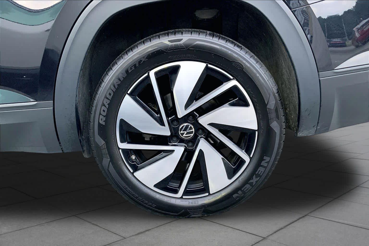 Used 2025 SILVER Volkswagen 2.0T SE w/Technology image 10