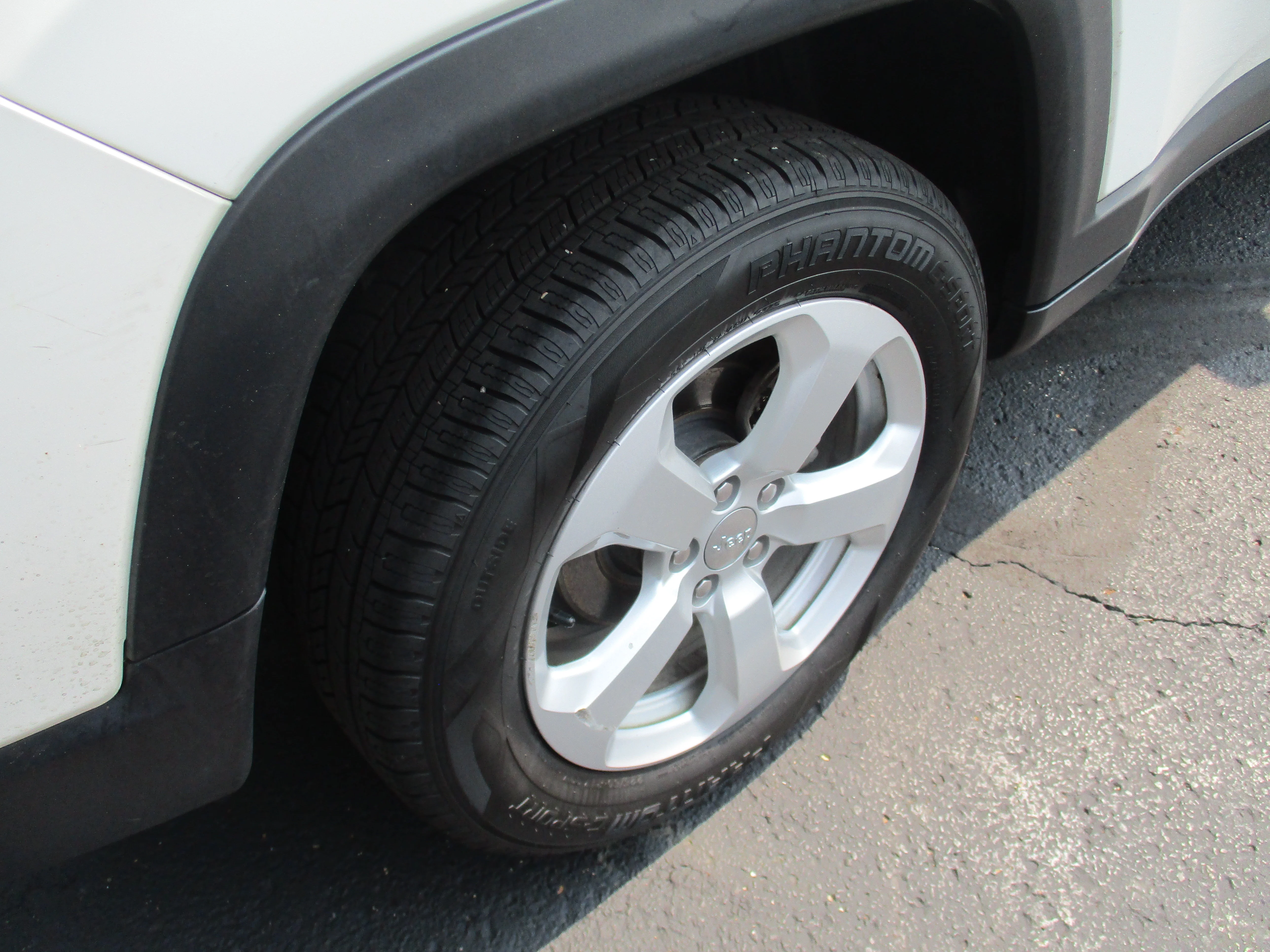 Used 2020 White Clearcoat Jeep Latitude image 47
