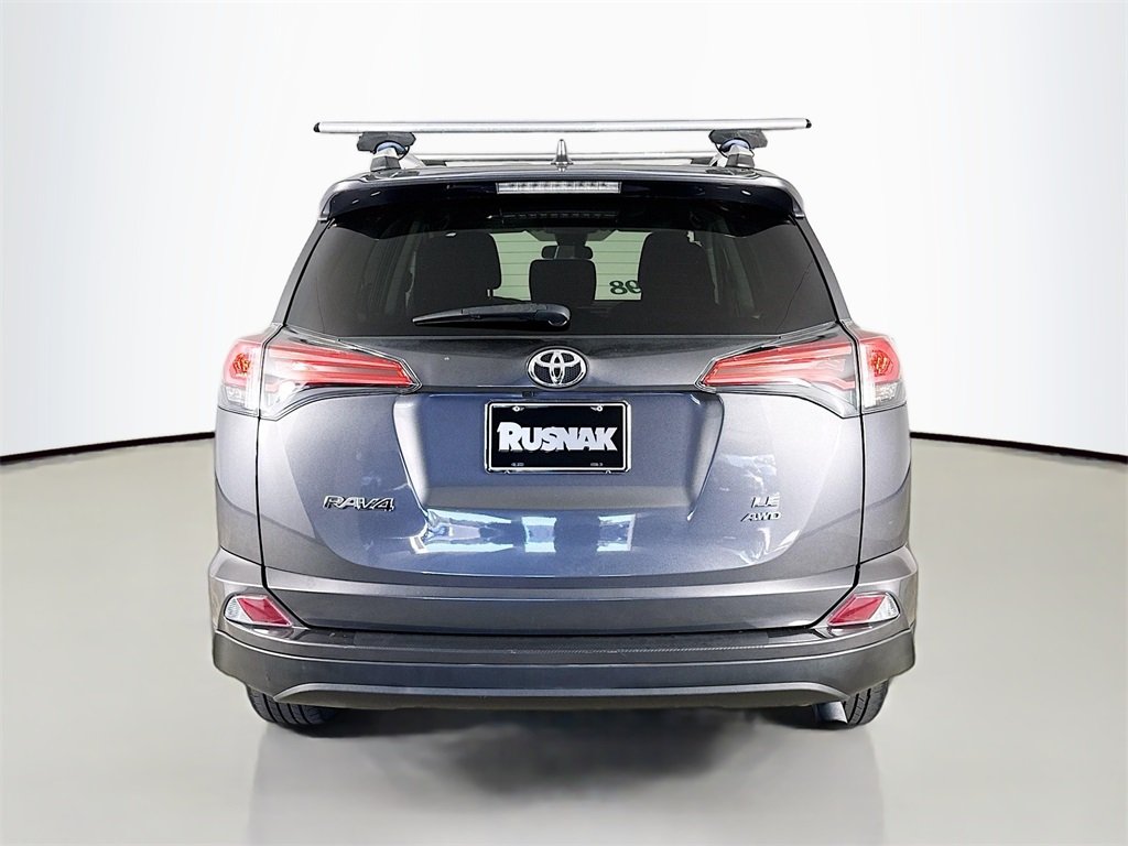 2018 Toyota RAV4 LE photo 3