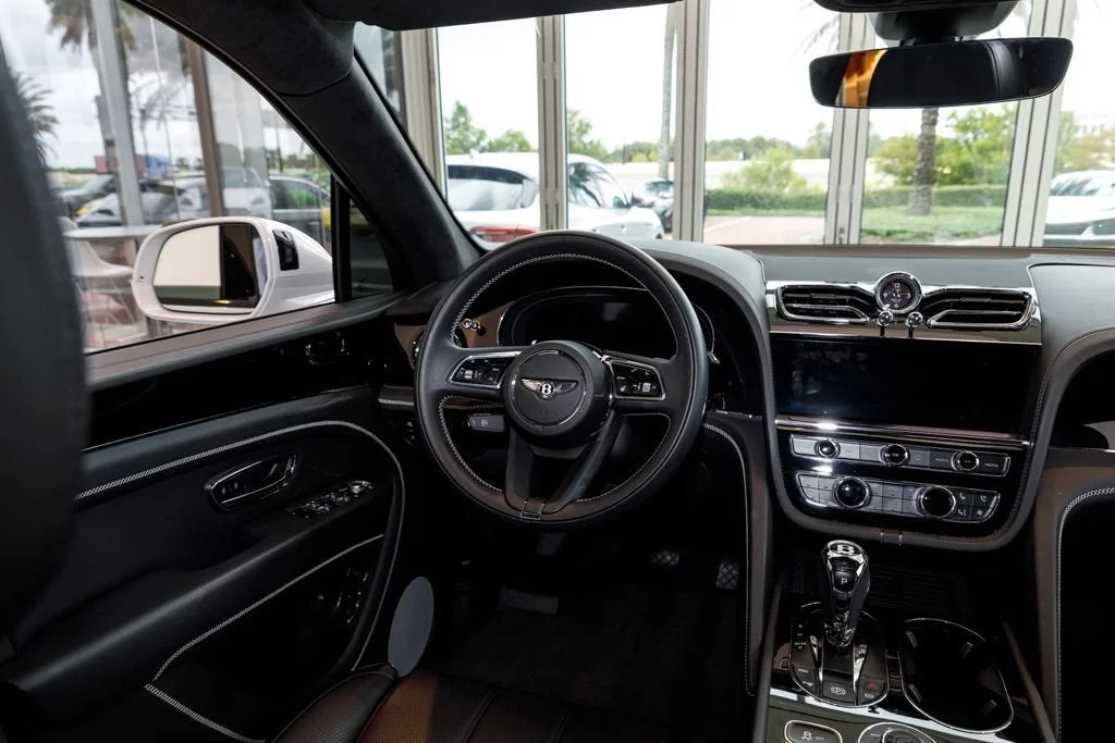 Used 2023 White Bentley V8 image 23