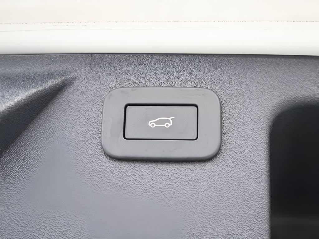 Used 2023 White Land Rover SE R-Dynamic image 16