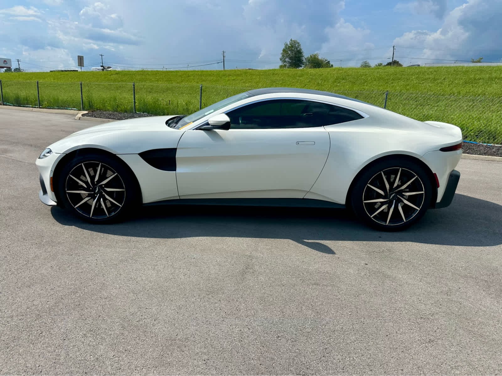 Used 2019 Stratus White Aston Martin  image 8