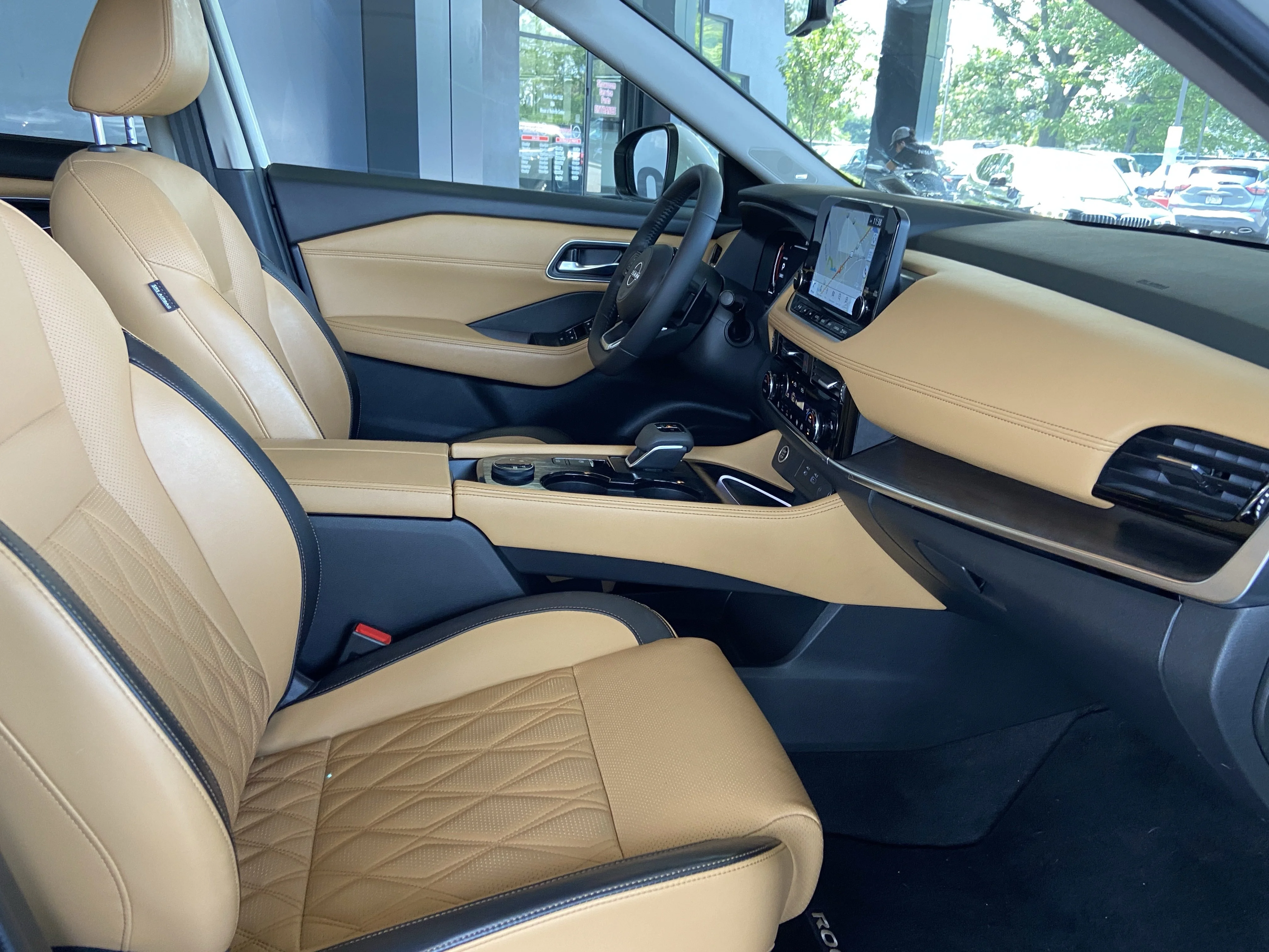 Used 2022 Pearl White Tricoat Nissan  image 32