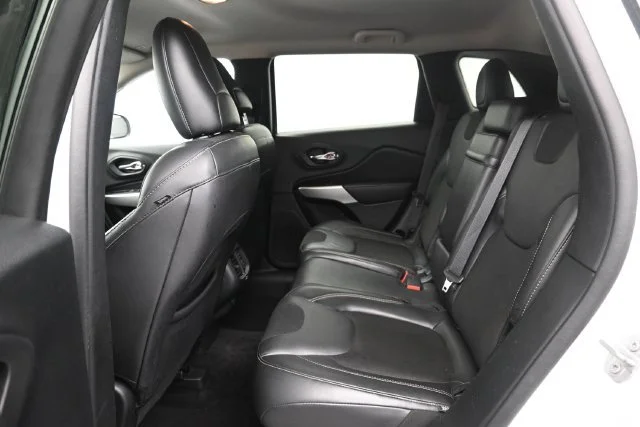 Used 2018 Bright White Clearcoat Jeep Latitude Plus image 21