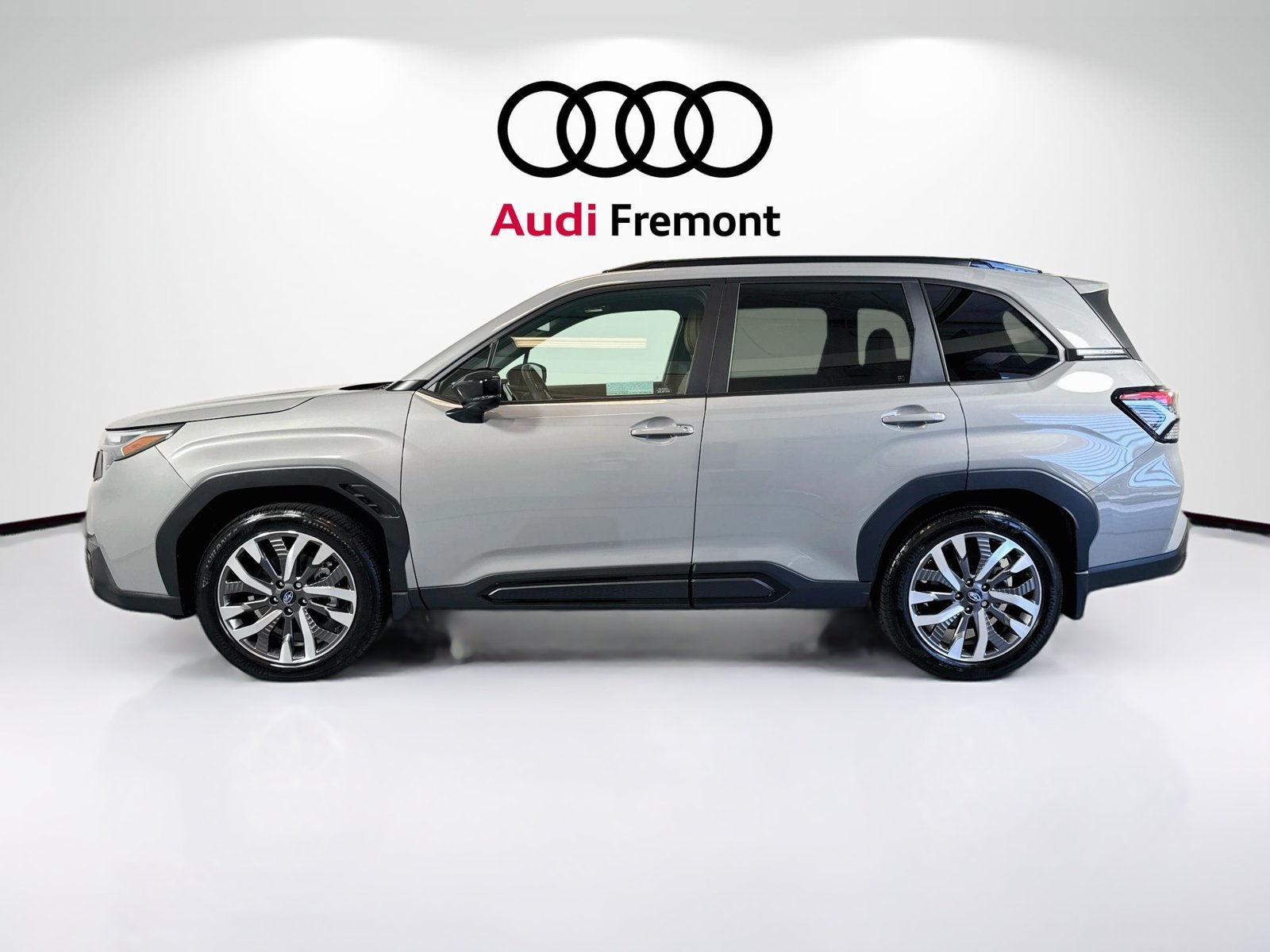 Used 2026 River Rock Pearl Subaru Touring image 8