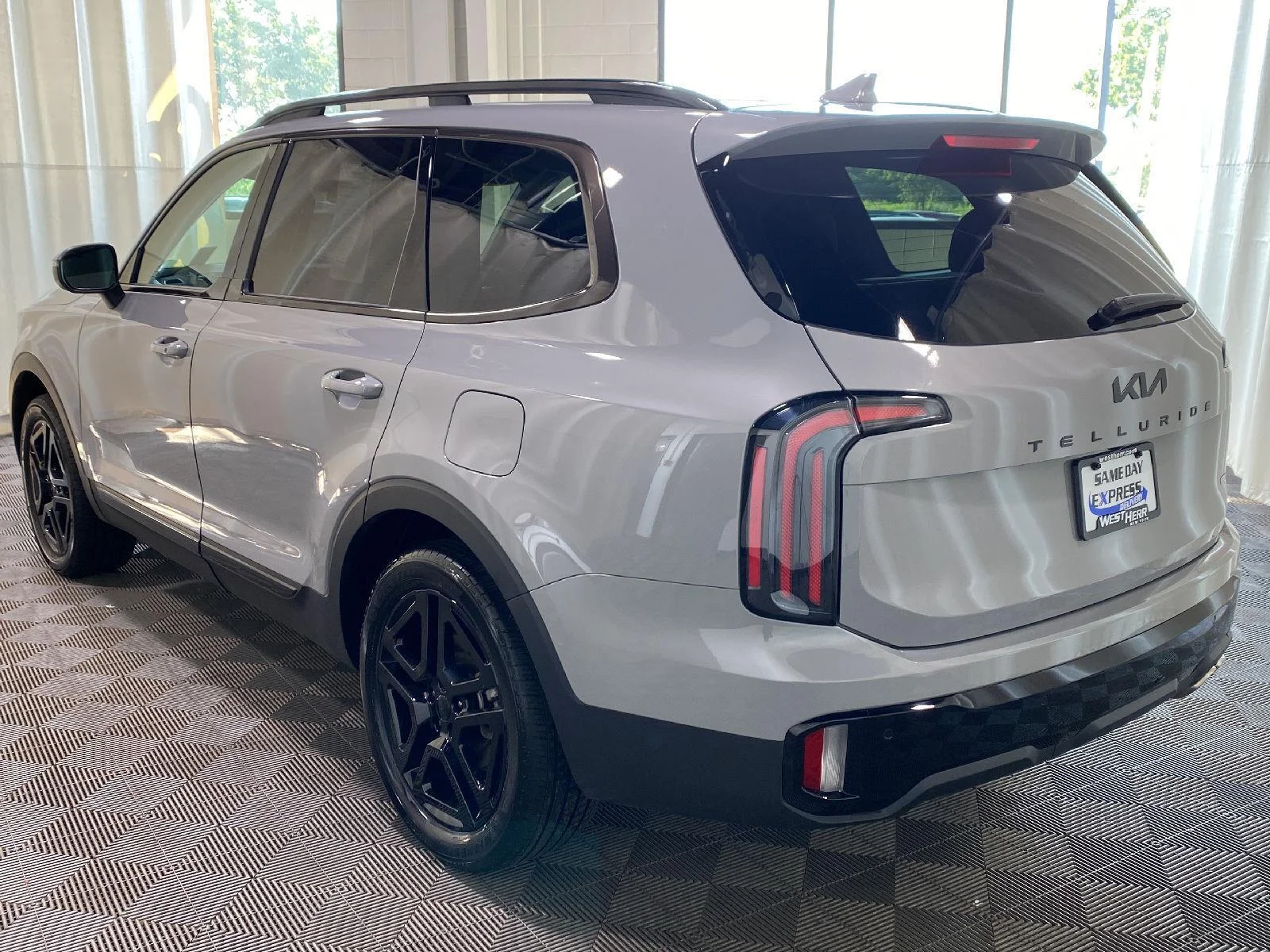 Used 2025 Wolf Gray Kia EX X-Line image 5