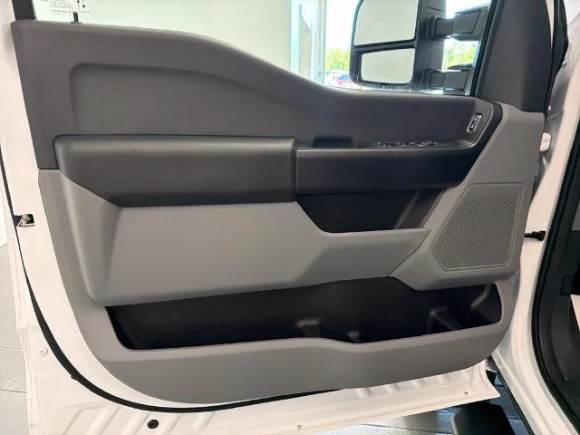 New 2027 Oxford White Ford F-550® XL image 32