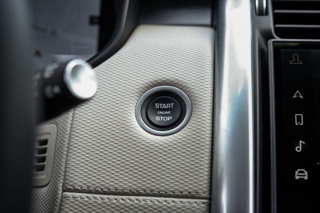 Used 2025 White Land Rover Dynamic SE image 25