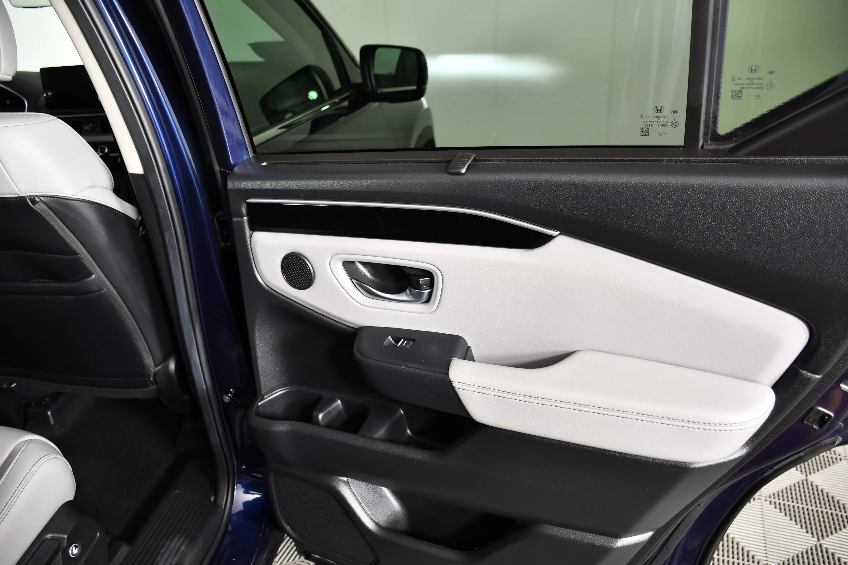 Used 2025 Obsidian Blue Pearl Honda Touring image 43