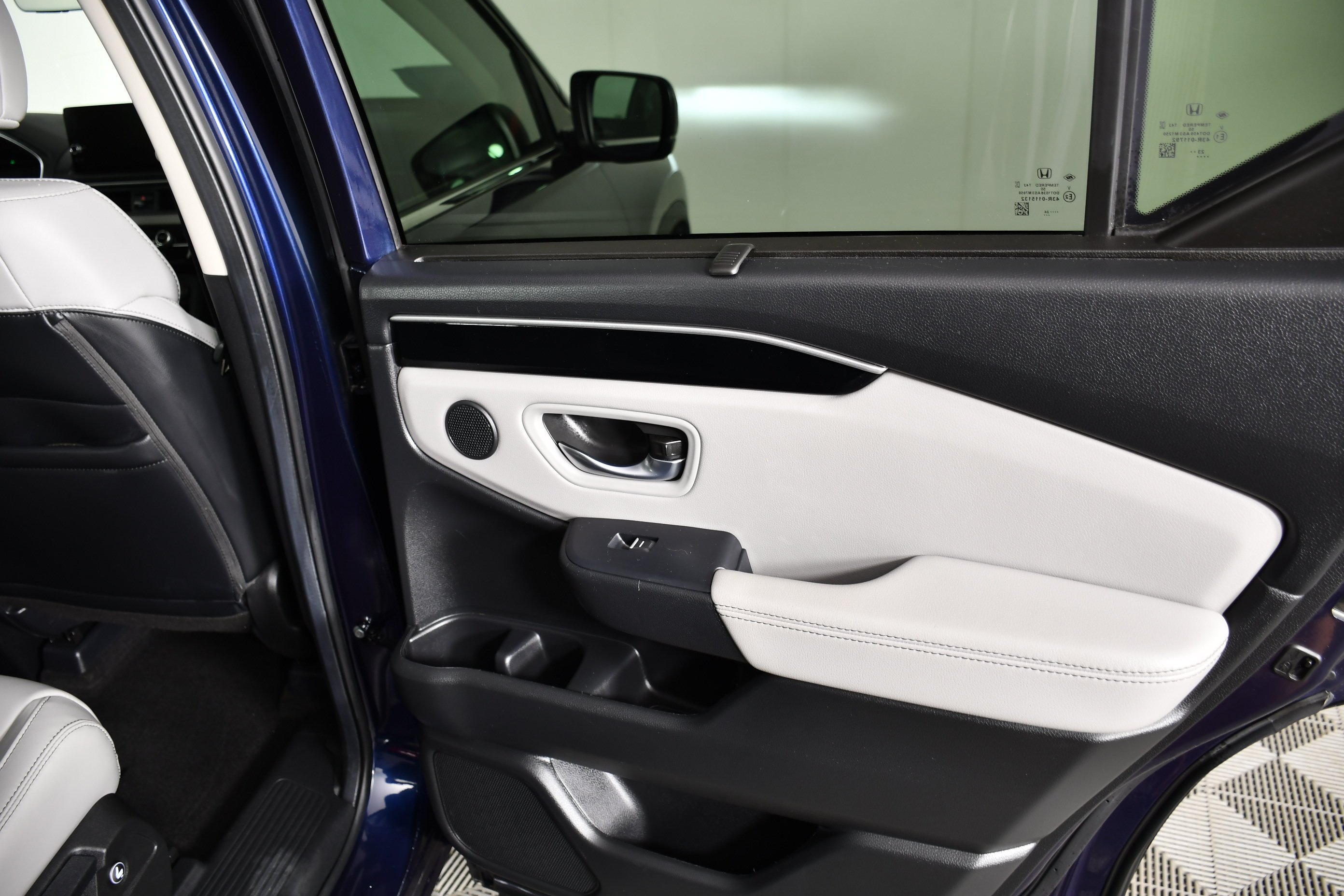 Used 2025 Obsidian Blue Pearl Honda Touring image 43