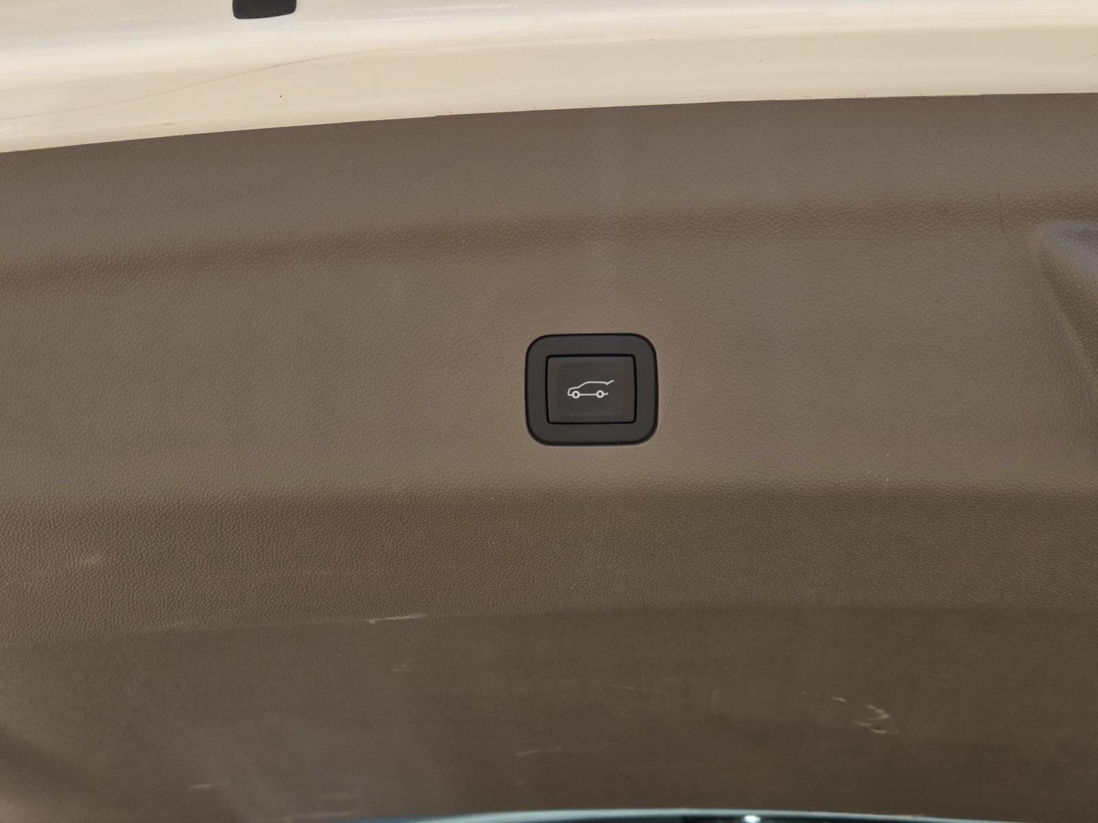 Used 2025 White Frost Tricoat GMC Denali image 12