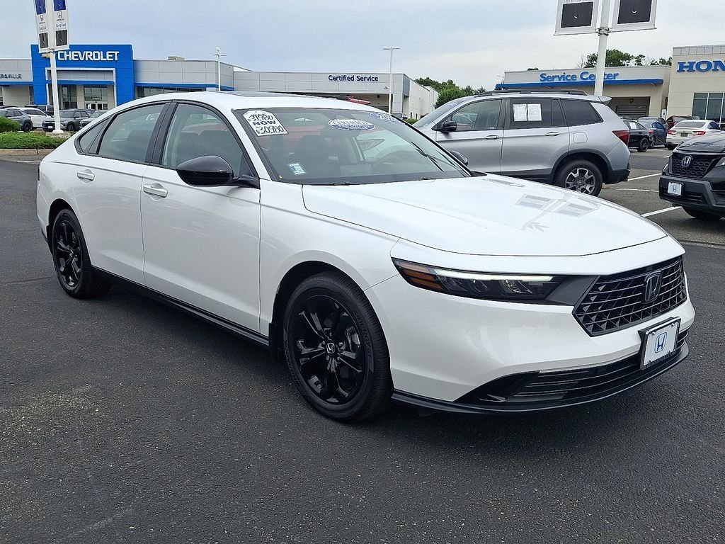 Certified Used 2025 Platinum White Pearl Honda 1.5T SE image 3