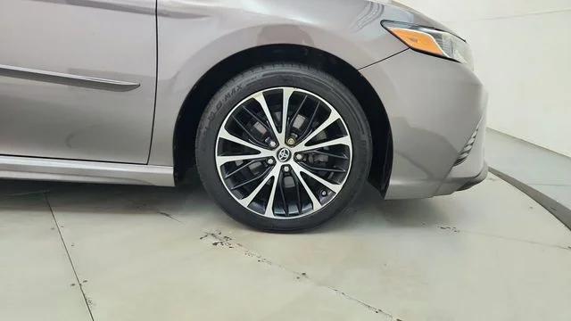 Used 2018 Gray Toyota SE image 15