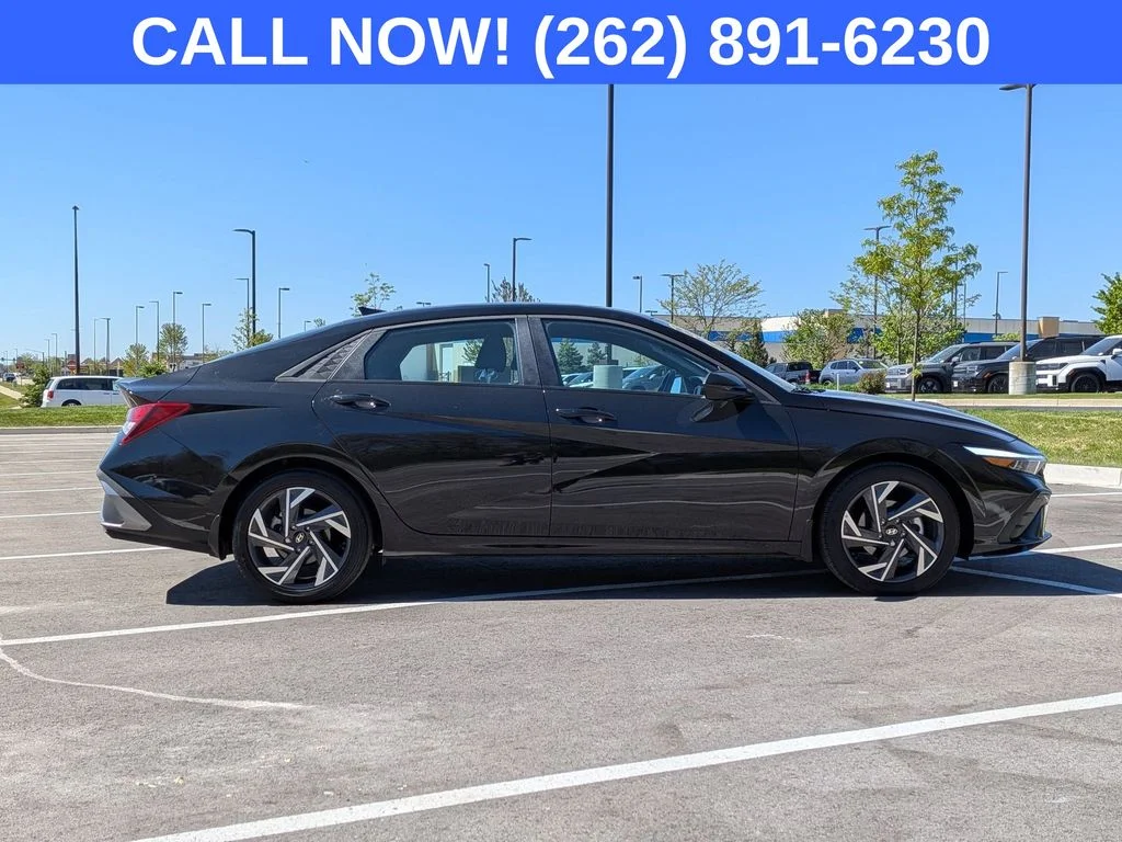 Used 2025 Black Hyundai SEL Sport image 8