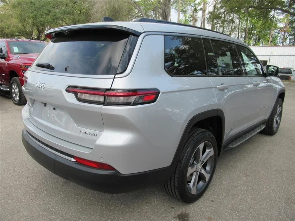 New 2026 Silver Zynith Exterior Paint Jeep Limited image 7