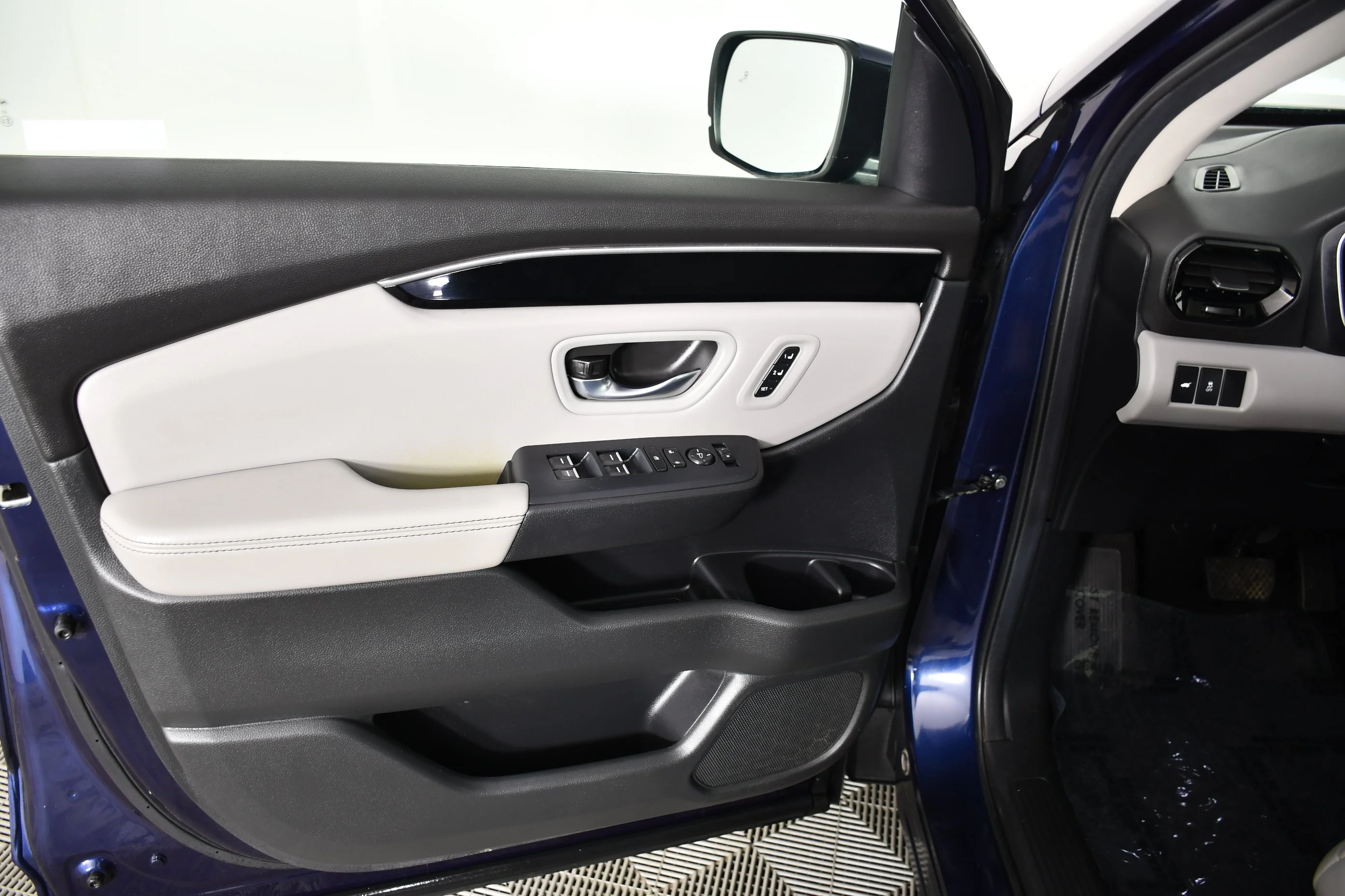Used 2025 Obsidian Blue Pearl Honda Touring image 37