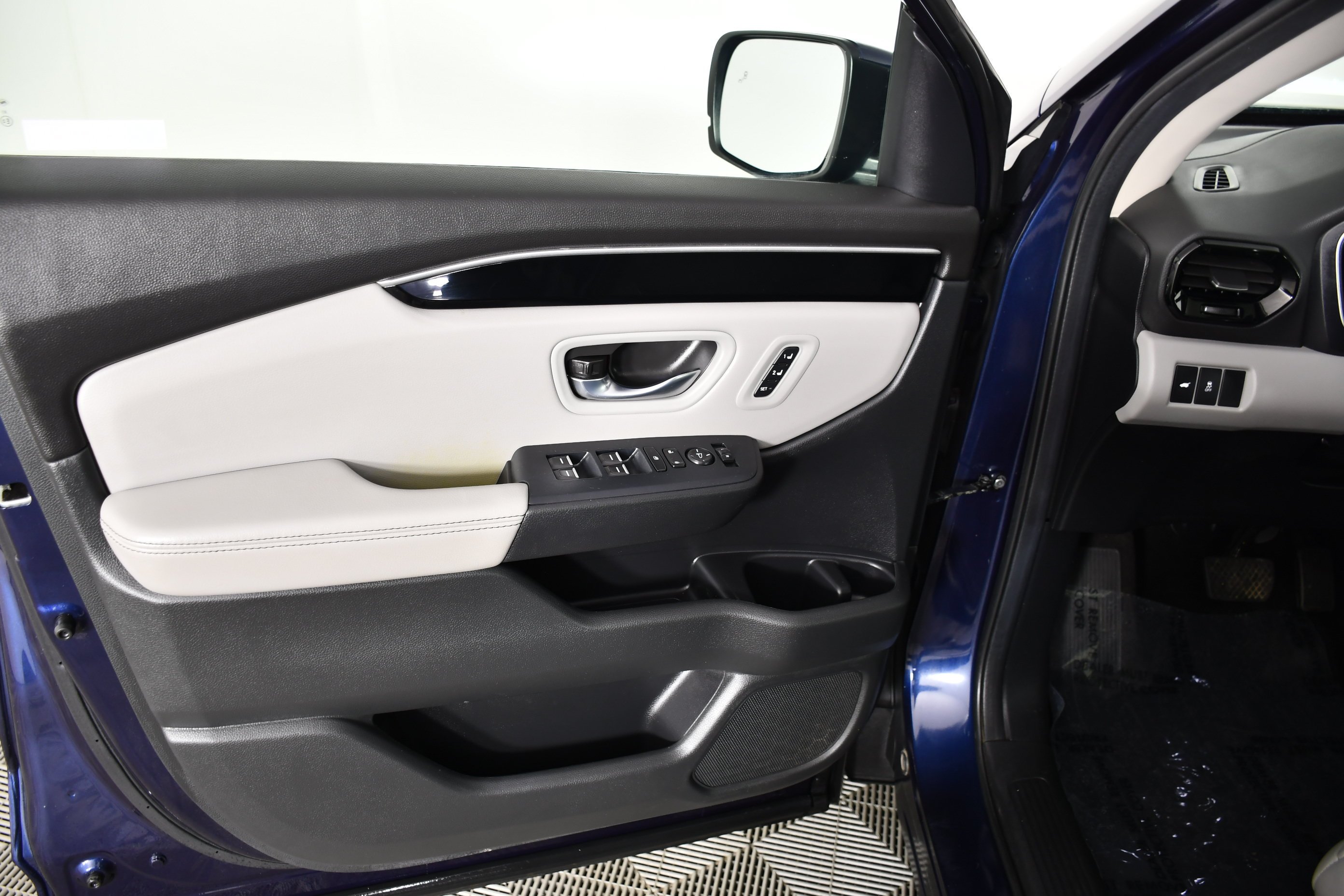 Used 2025 Obsidian Blue Pearl Honda Touring image 37
