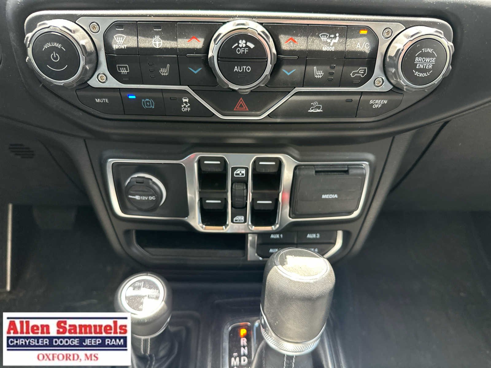 Used 2022 High Velocity Clearcoat Jeep Unlimited Sahara image 30
