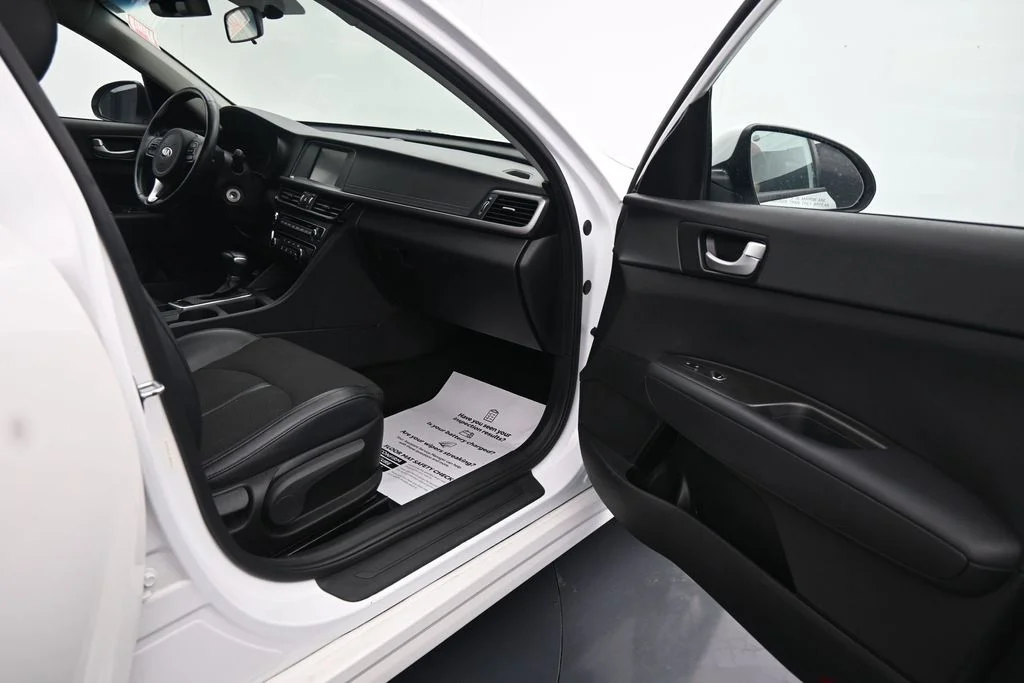 Used 2018 White Kia S image 11