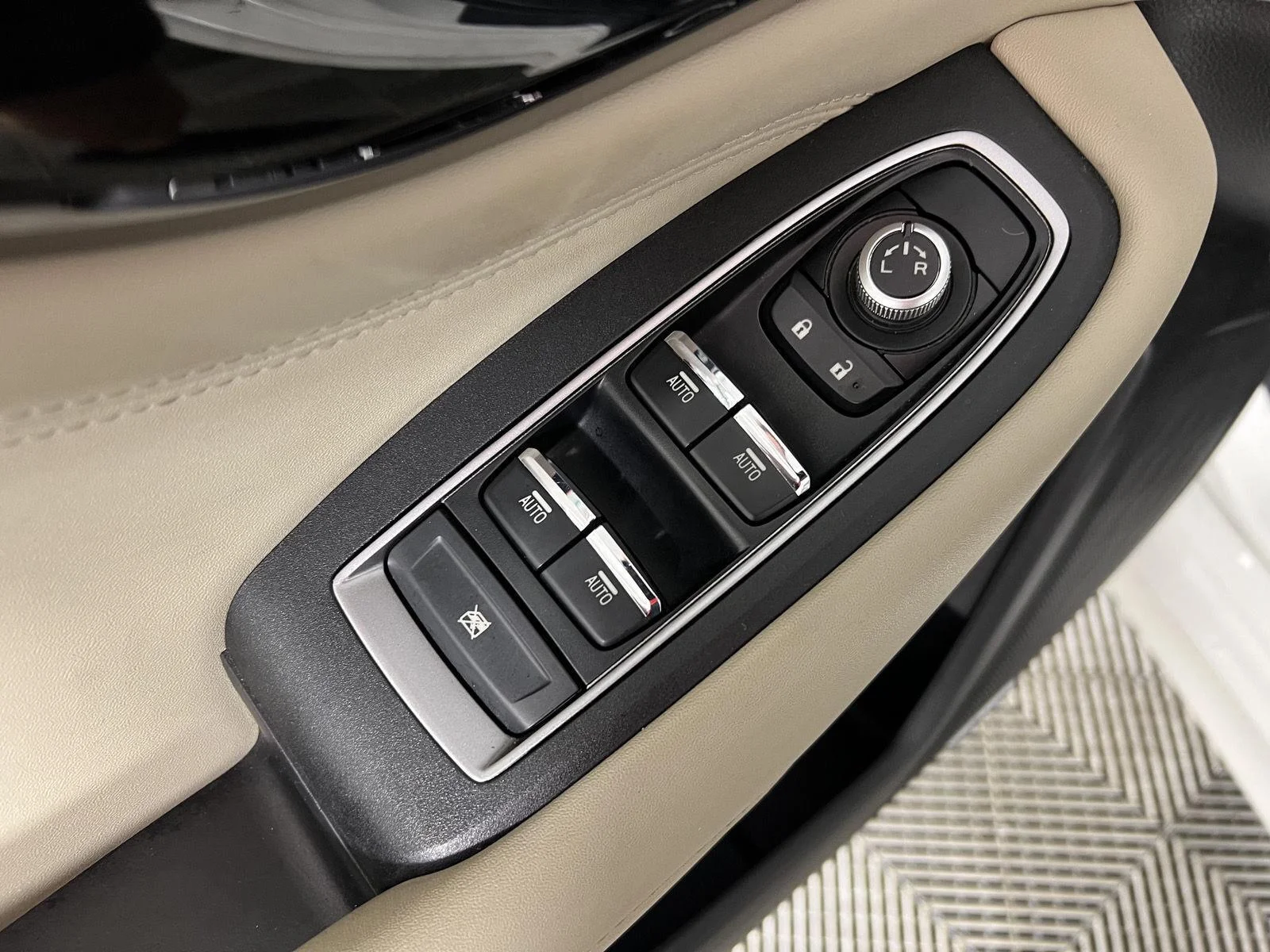 Used 2022 Wh Subaru Limited image 36