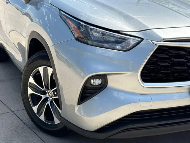 Certified Used 2020 CELESTIAL SILVER METALLIC Toyota XLE image 3