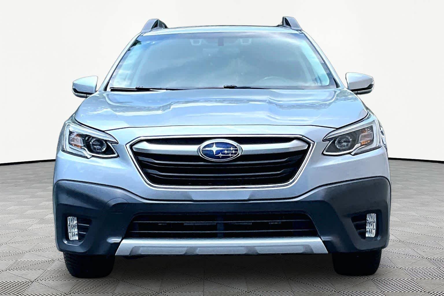 Used 2022 Ice Silver Metallic Subaru Limited image 4