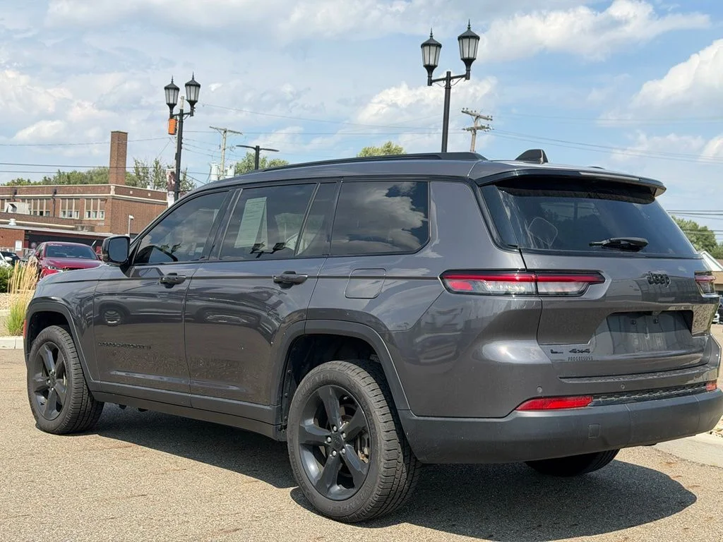 Used 2023 Gray Jeep Altitude image 3