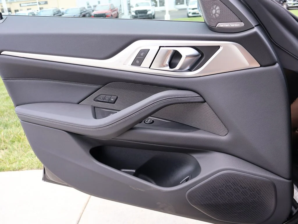 New 2026 Black Sapphire Metallic BMW xDrive40 image 39