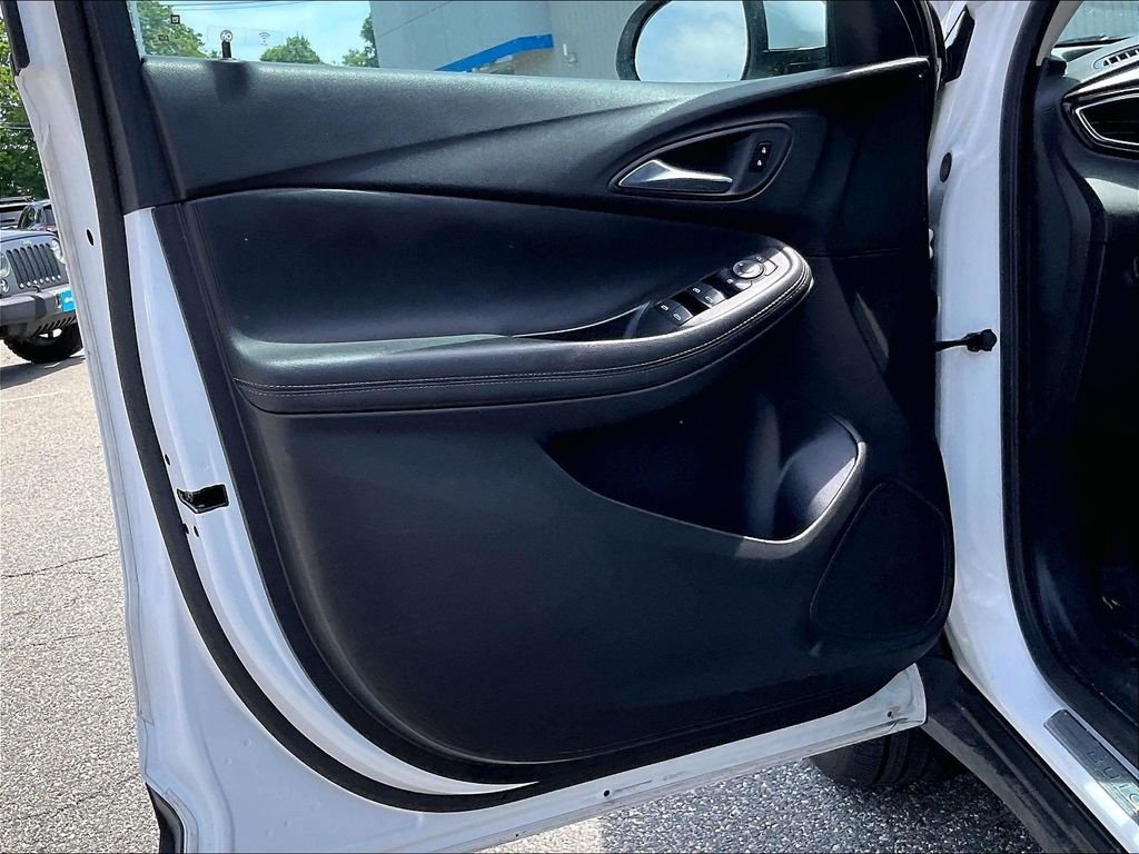 Used 2022 White Buick Preferred image 9