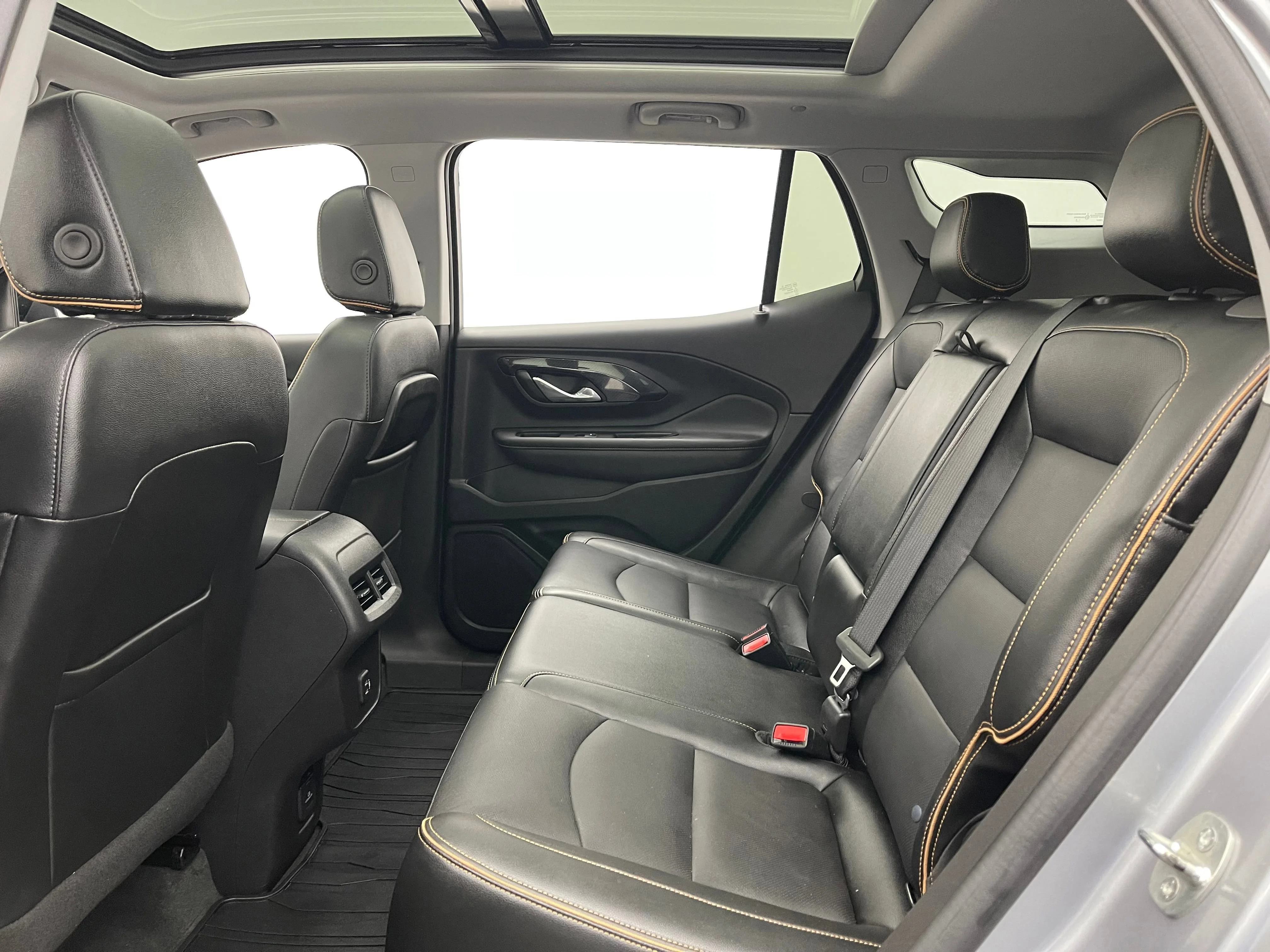 Used 2024 Sterling Metallic GMC AT4 image 39