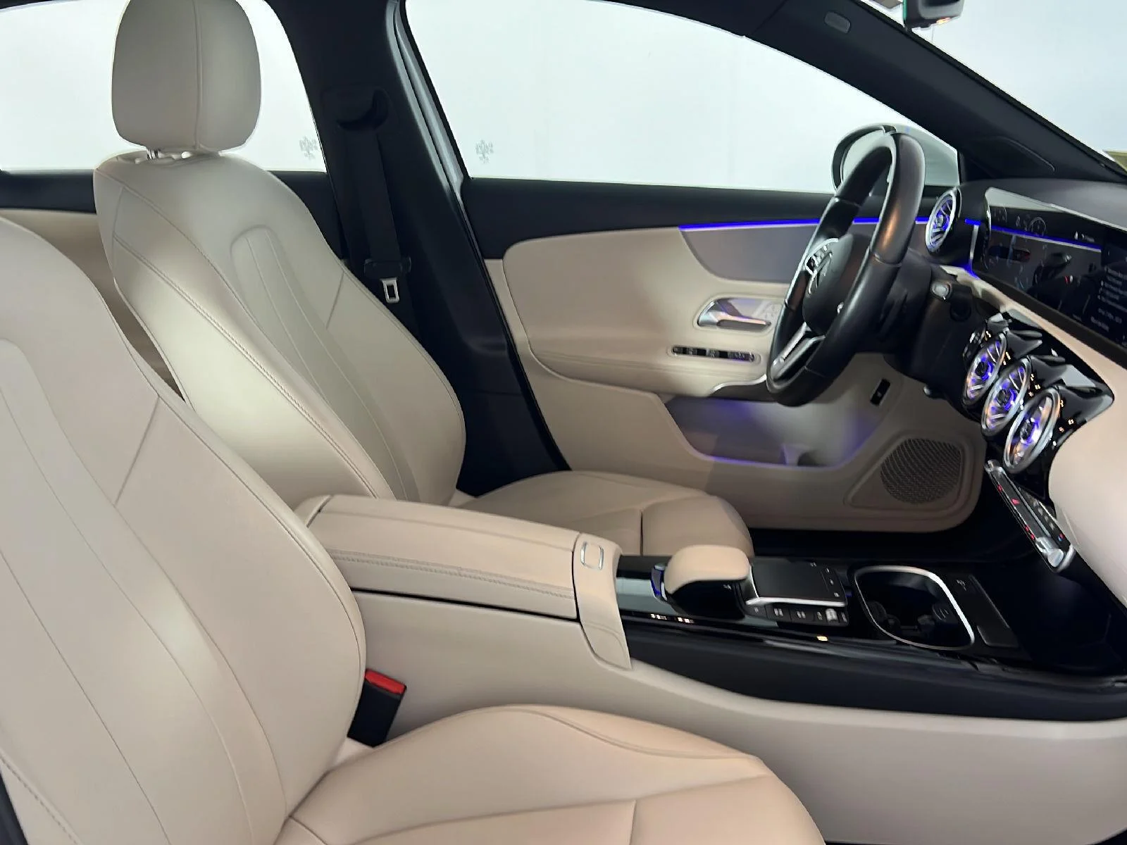 Used 2022 Digital White Metallic Mercedes-Benz A 220 image 18
