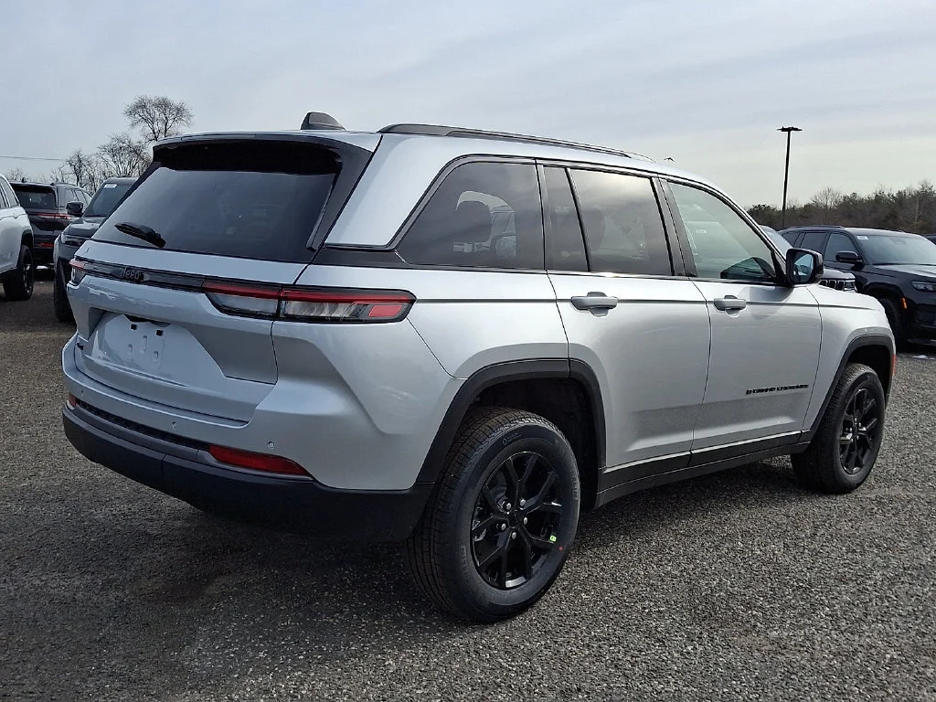 New 2026 Silver Zynith Exterior Paint Jeep Laredo Altitude image 8