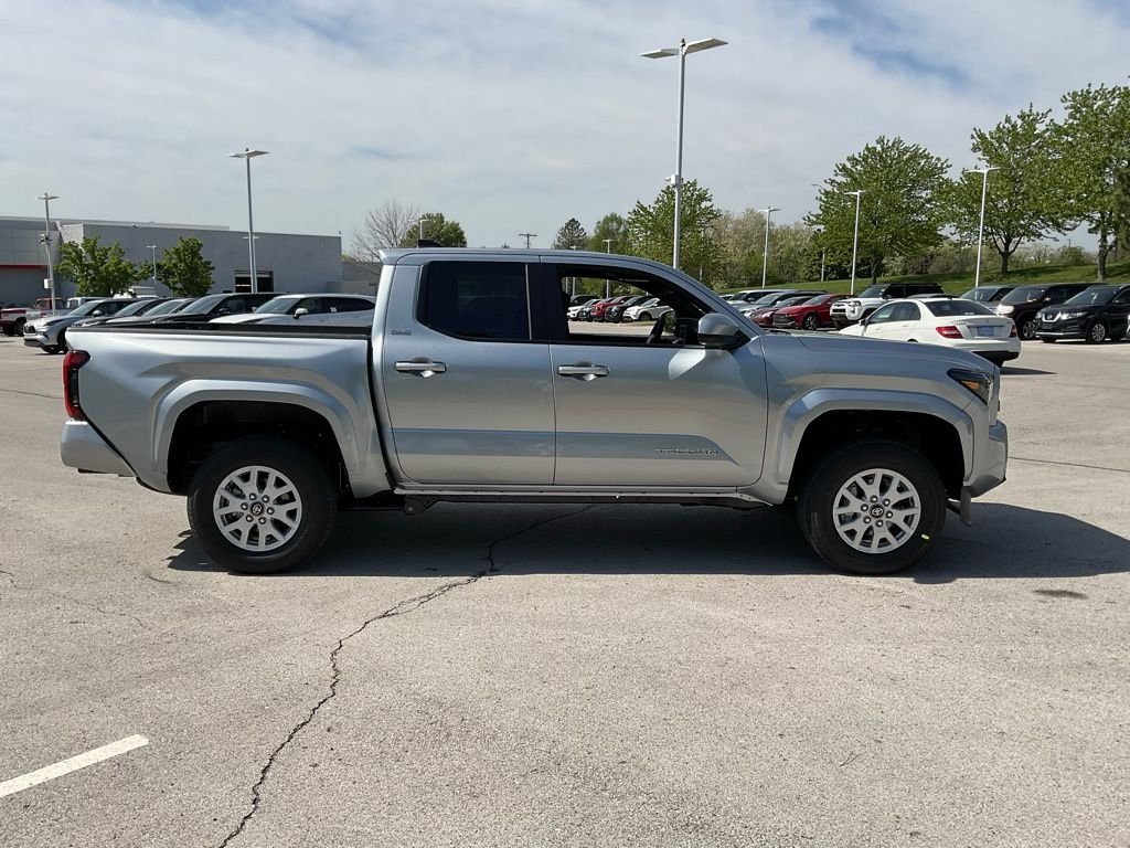 2025 Toyota Tacoma SR5 - Photo 8