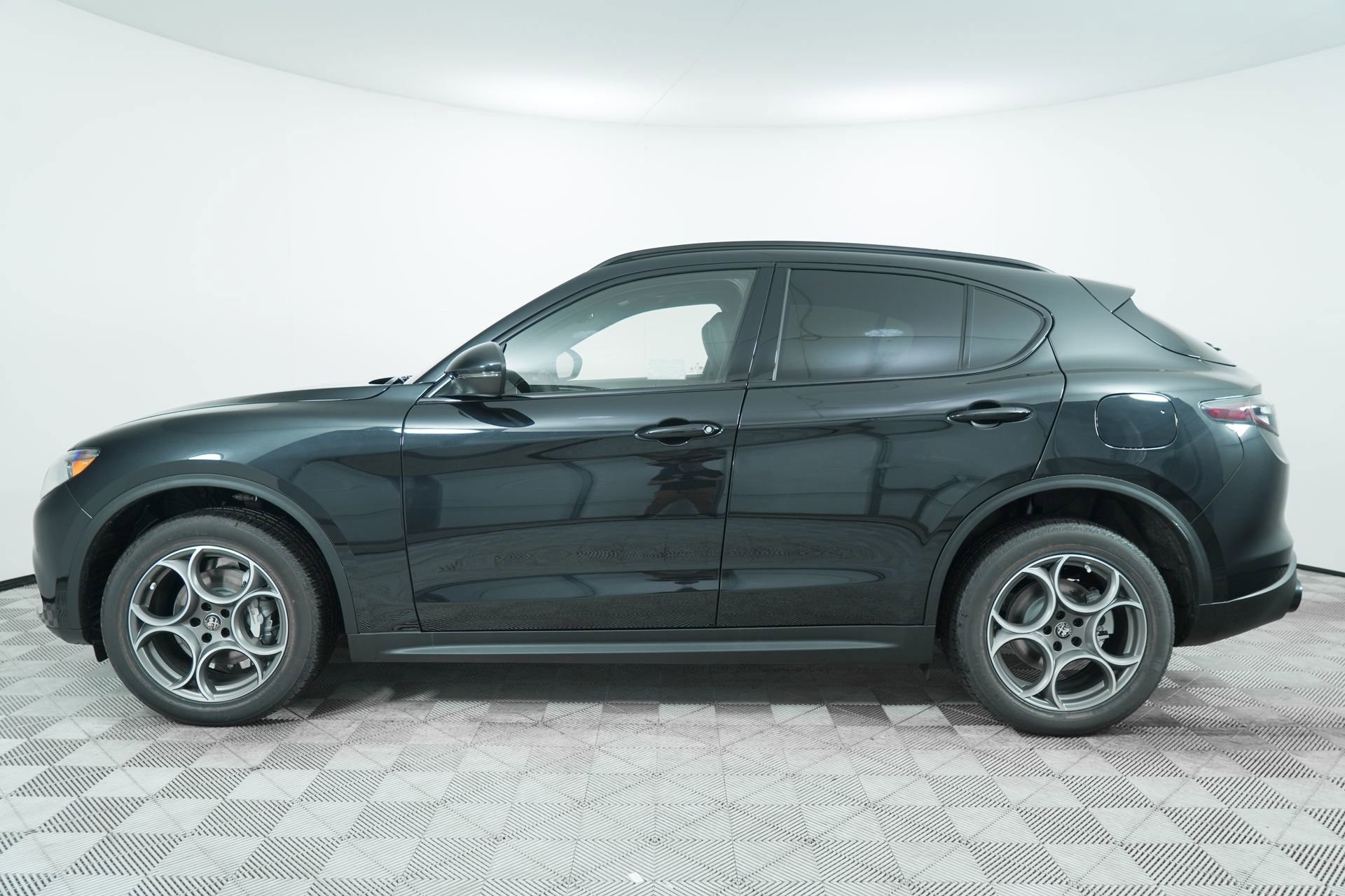 New 2025 Vulcano Black Metallic Exterior Paint Alfa Romeo Base image 4