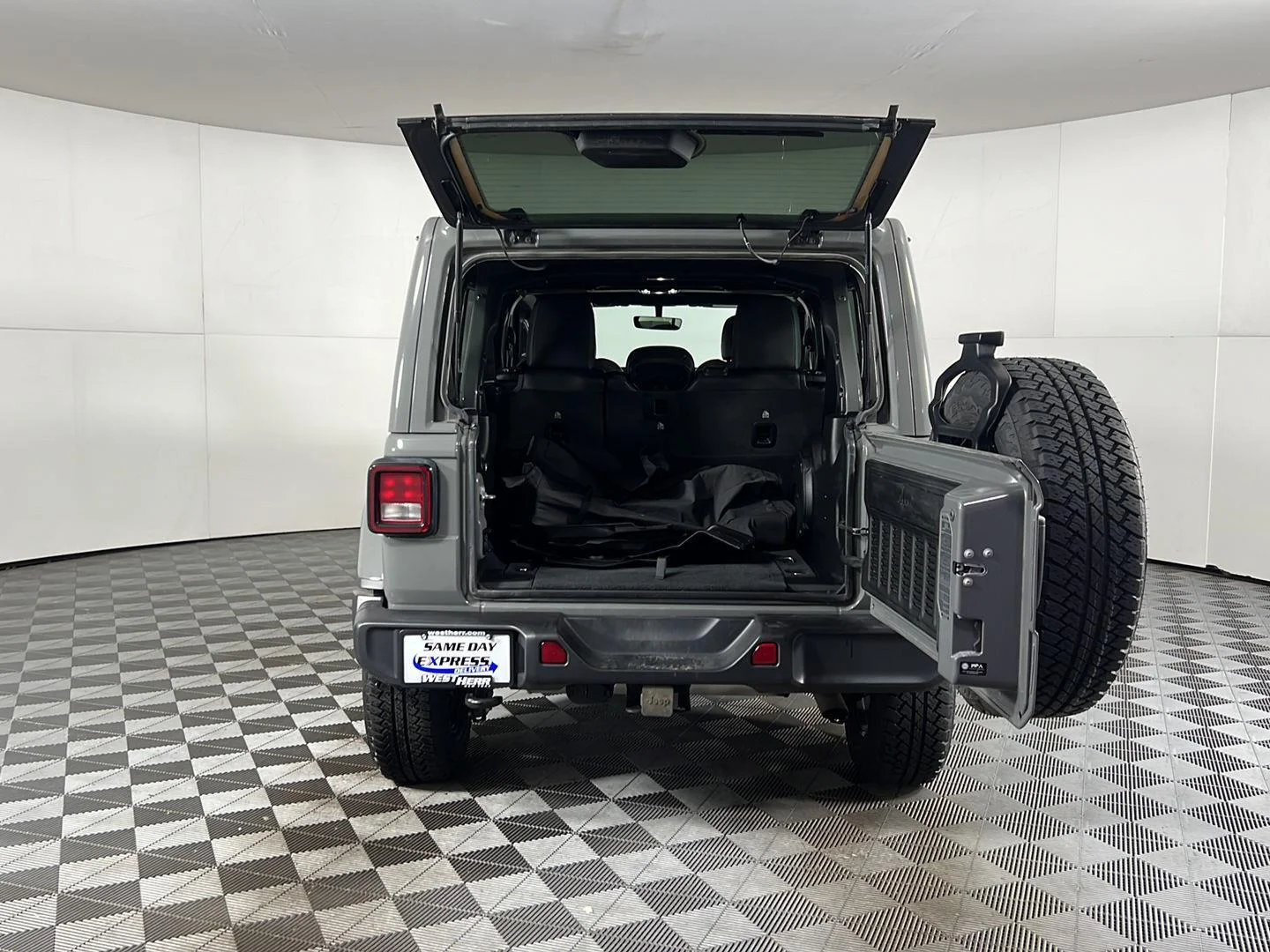 Used 2023 Sting-Gray Clearcoat Jeep Altitude image 6