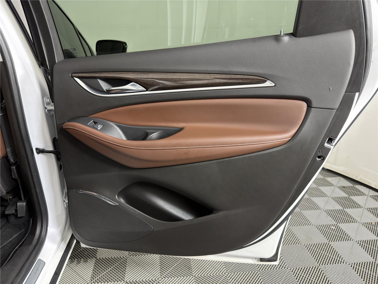 Used 2021 WHITE FROST TRICOAT Buick Avenir image 15