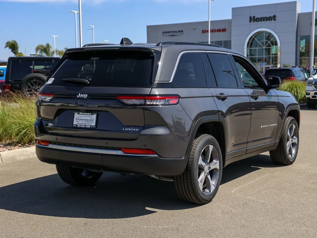 New 2026 Baltic Gray Metallic Clear-Coat Exterior Paint Jeep Limited image 3