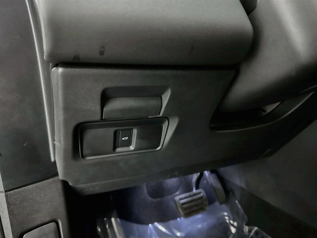 Used 2026 Black Land Rover Core S image 10
