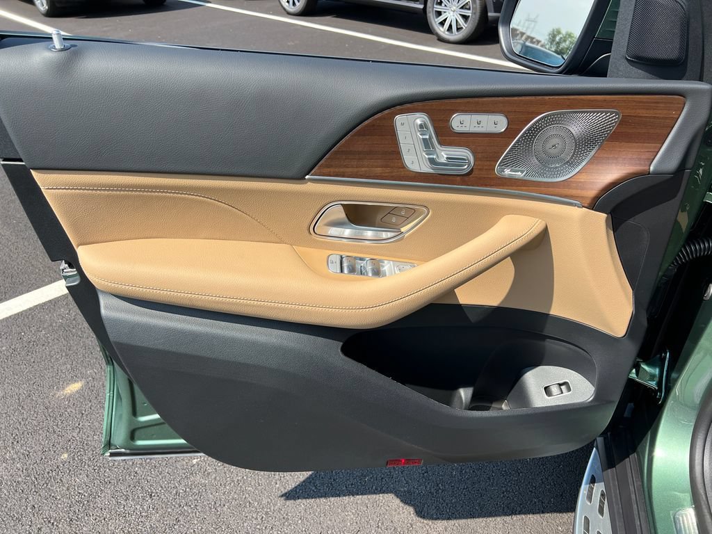 New 2026 MANUFAKTUR Ireland Mid Green Metallic Mercedes-Benz GLS 450 image 48