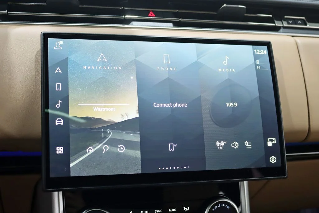 Used 2023  Land Rover SE image 17